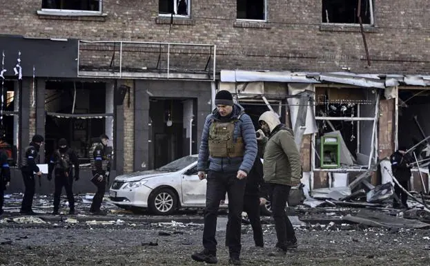 The mayor of kyiv, Vitali Klitschko, visits a neighborhood in the capital after a Russian bombing. 