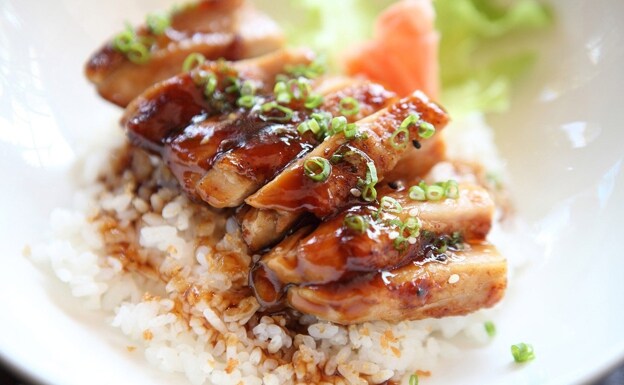 El pollo teriyaki es uno de los platos más conocidos e internacionales de la gastronomía japonesa./