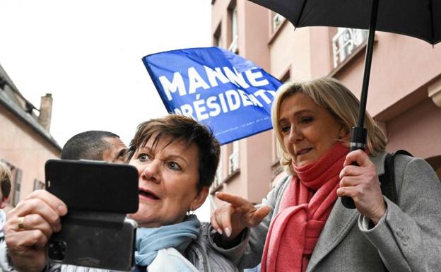 Marine Le Pen is photographed with a supporter. 