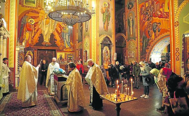 Religious service in the independent Orthodox Church of the Dormition of the Virgin Mary, very close to a monastery attached to the discipline of Moscow. 