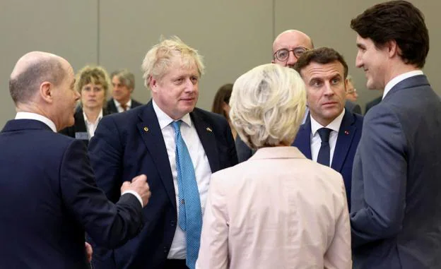 UK President Boris Johnson with his French counterpart Emmanuel Macron. 