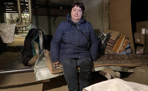 Olga Ivanovna has changed her job as a real estate agent for that of organizer of the bunker of her building where thirty neighbors now sleep. 