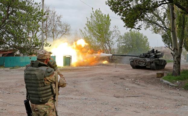 Enemy fire.  Russian Army soldiers fire from a tank during fighting near the Azovstal plant.