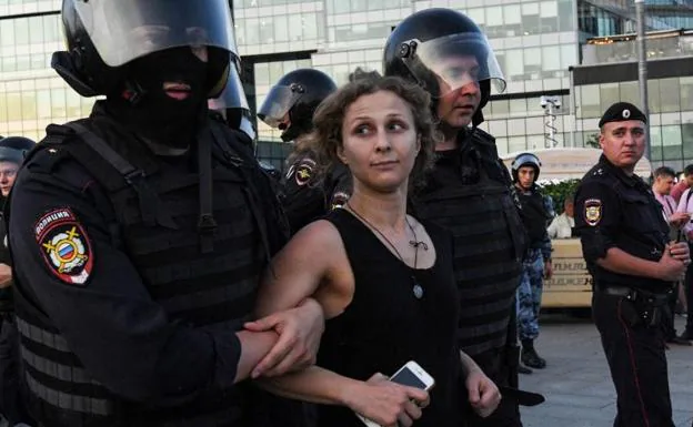 Maria Alyokhina, during one of her arrests by the Russian police in 2019. 