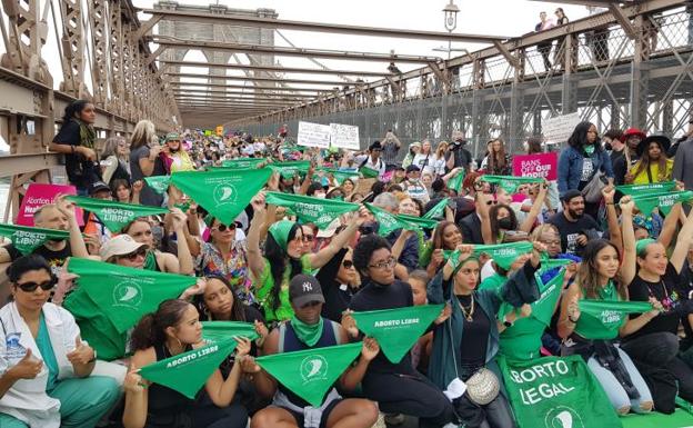 Hundreds of women demonstrate today on the Brooklyn Bridge in defense of free abortion, in New York (USA).