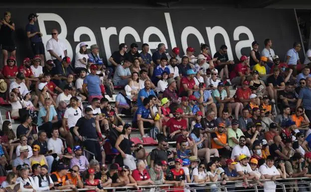 Fans, in the stands of the Montmeló circuit. 