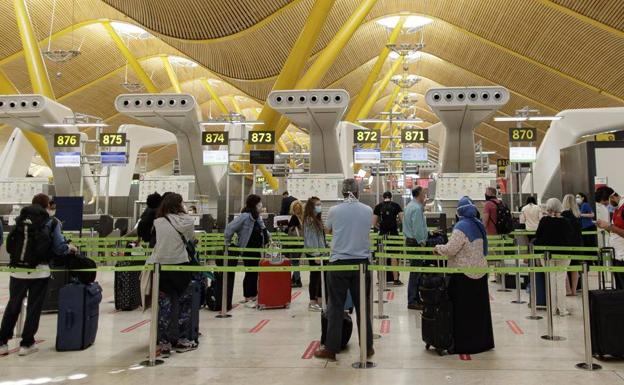 Travelers at the boarding control of the Madrid-Barajas airport.