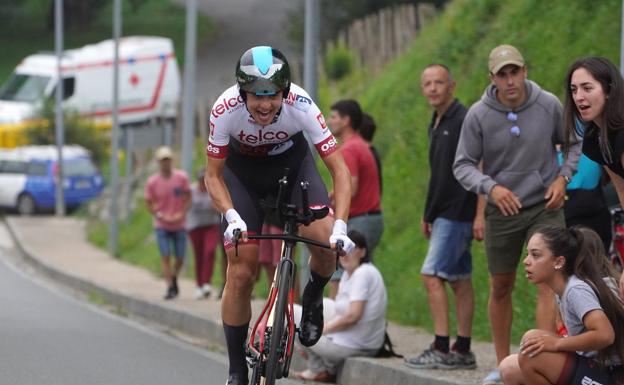 Mikel Mujika is heading for victory yesterday at the Gervais Memorial in Aizarnazabal. 