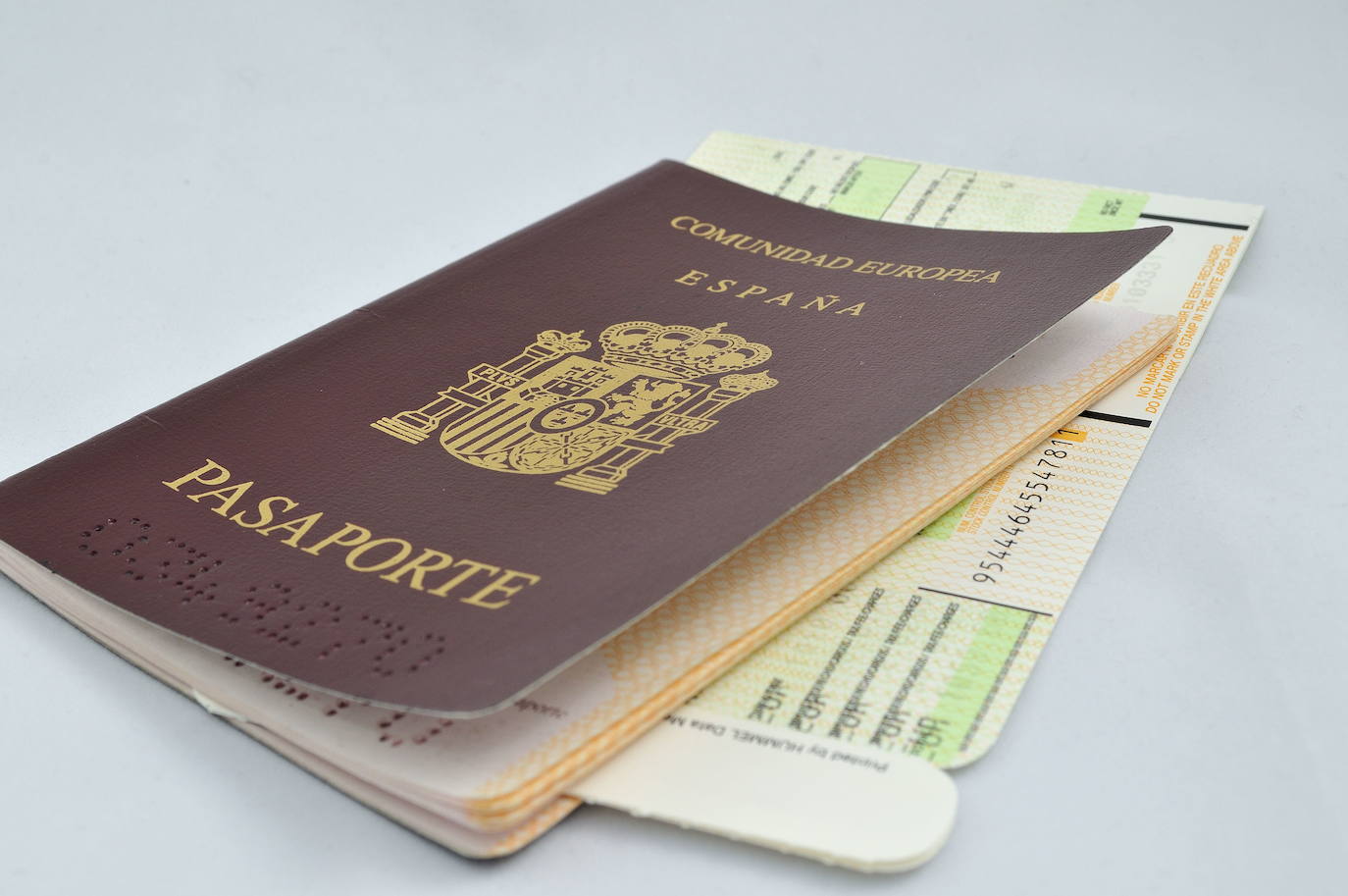 Spanish passport and a boarding pass.