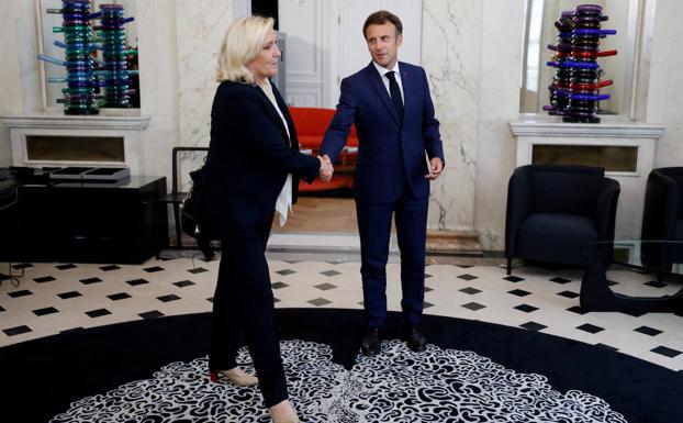 Marine Le Pen greets Emmanuel Macron on Tuesday before meeting at the Elysée Palace.