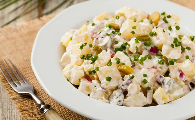 La ensalada alemana de patatas, denominada kartoffelsalat, se asemeja, con matices, a nuestra ensaladilla rusa o campera./