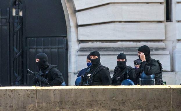 Police surveillance in one of the hearings of the trial for the 2015 attacks in Paris.