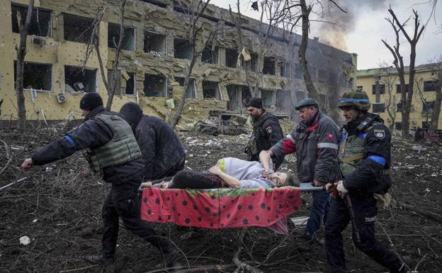 Mariupol, where up to 25,000 people may have died, has been one of the hardest hit cities since the start of the war.  In the image, evacuation of a woman after an attack on the local maternity center 