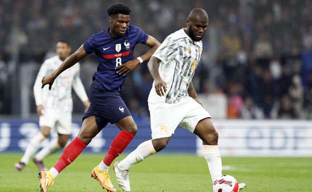 Franck Kessié drives a ball against Aurélien Tchouaméni during a friendly between Ivory Coast and France. 
