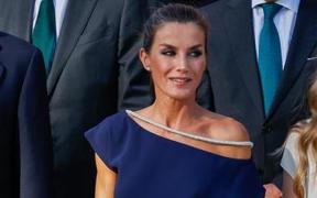 Letizia, espectacular con vestido asimétrico que enseña el hombro en el gran momento de su hija