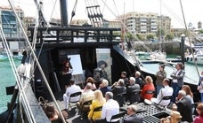 Presentación de la nueva exposición a bordo de la réplica de la nao 'Victoria' amarrada en el puerto./lusa