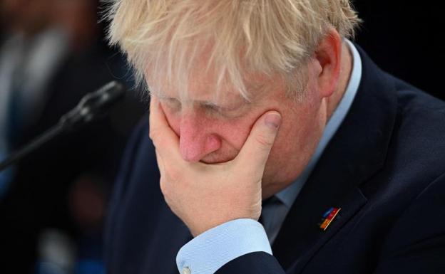 Johnson, increasingly questioned by British public opinion. 