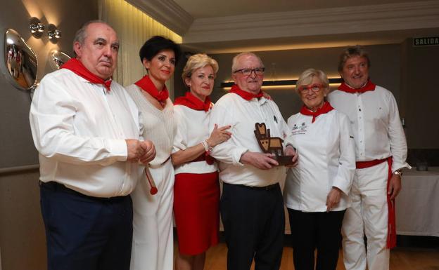 Juan Mari Arzak arropado por los hermanos Idoate tras recibir el premio Europa por Sanfermín./