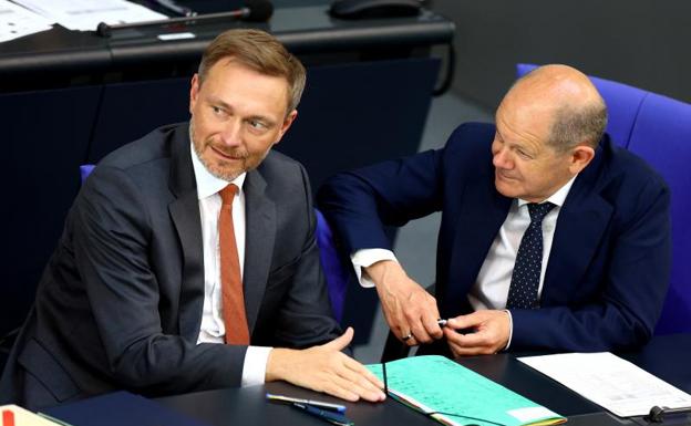 Finance Minister Christian Lindner in a file image with German Chancellor Olaf Scholz, one of the guests at his wedding.
