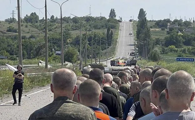 Image of a Ukrainian prisoner exchange with Russia during the war. 