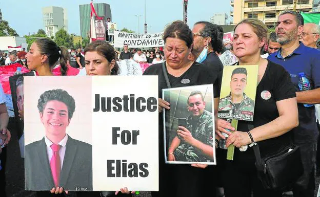 Relatives of victims of the explosion during the demonstration held this Thursday in Beirut. 