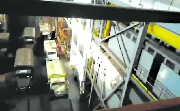 Capture of the video where several Russian military trucks can be seen parked next to the reactor facilities.