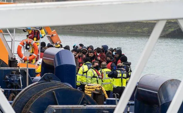 A boat with migrants, this Tuesday in Dover (England)