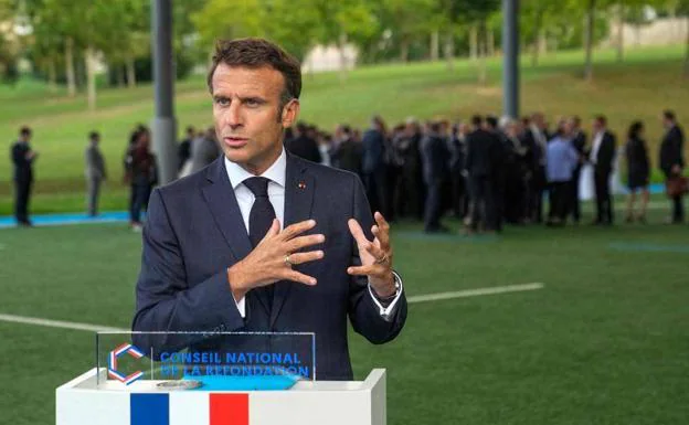 Macron has launched the CNR from the National Rugby Center, where the French team trains.