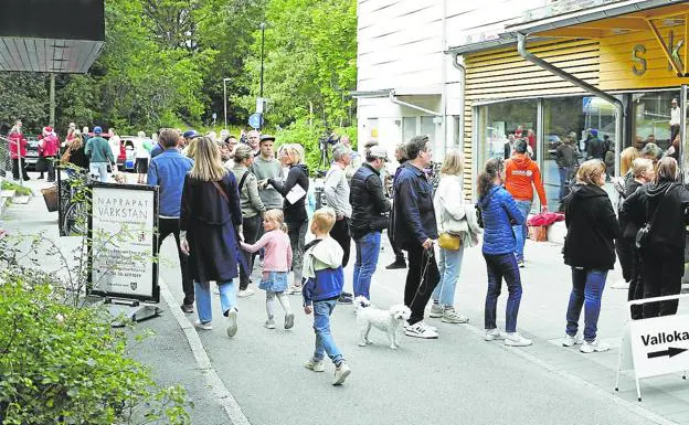 The law that favors the secret ballot slows down the day and causes long queues at various points, such as in Nacka.