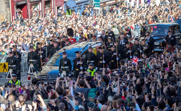 Thousands of people gathered along the Royal Mile on Monday to say goodbye to Elizabeth II, whose coffin was moved from the royal palace of Holyroodhouse to St. Giles's Cathedral, Edinburgh.