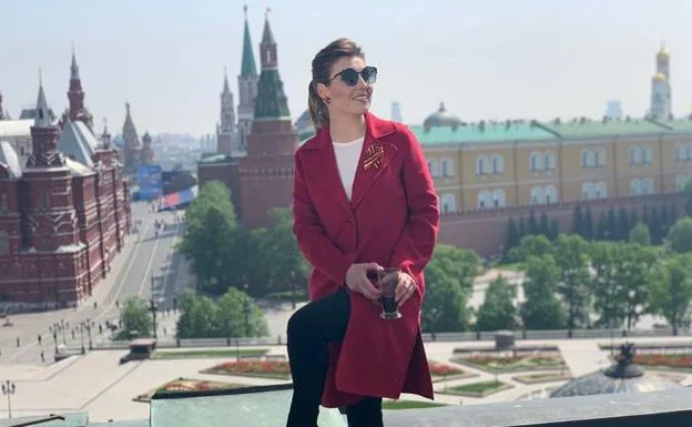 Skabeyeva poses in front of the Moscow Kremlin. 
