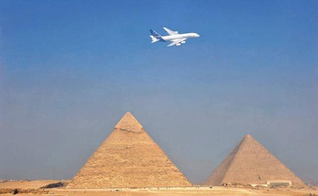 Un avión sobrevuela las pirámides de Egipto./EFE
