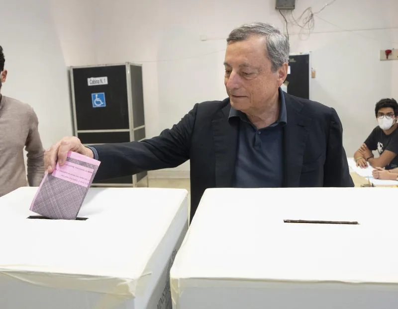 Draghi went yesterday to a school in Rome to cast his vote. 