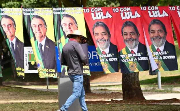 Electoral propaganda of Bolsonaro and Lula in a street of Brasilia.