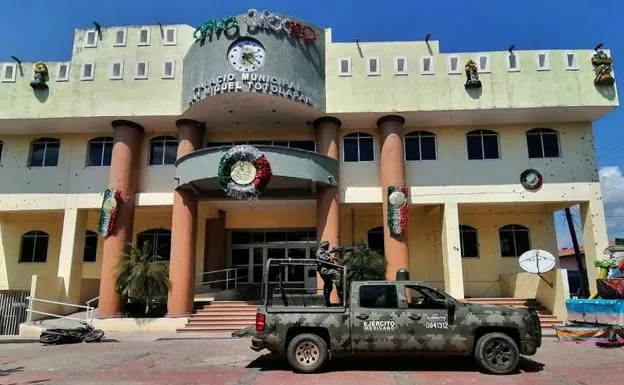 Members of the Mexican Army guard the Municipal Palace of San Miguel Totolapa.