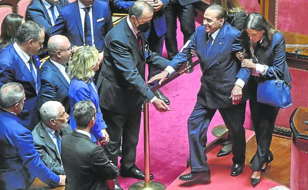 Former Italian Prime Minister Silvio Berlusconi, with obvious mobility difficulties, during this Thursday's session in the Senate, where he returned nine years after being expelled.