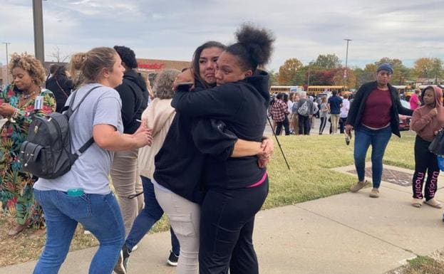 Two students hug after the shooting that occurred this Monday at a San Luis institute. 