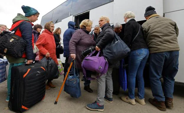 Civilians are evacuated from the town of Oleshky, belonging to Kherson. 
