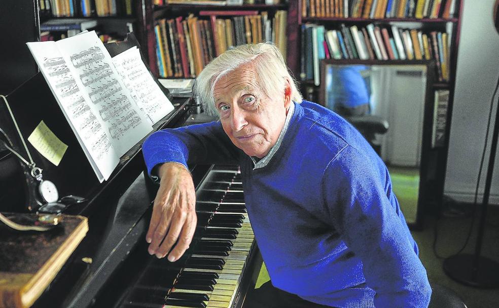 Joaquín Achúcarro, sitting at the piano in his house, after the interview, 