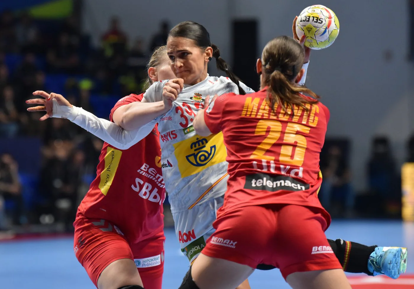 Almudena Rodríguez tries to make a shot against the opposition of two players from Montenegro. 