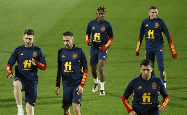 Sergio Busquets (2i), during a training session with the Spanish team. 