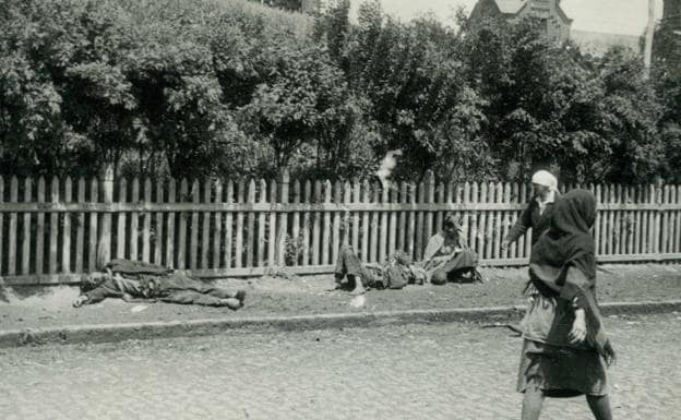 Corpses of famine victims lie in a Kharkov street. 