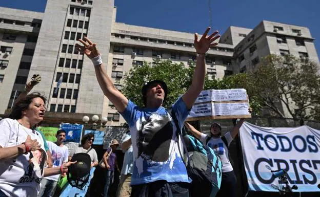 Supporters of Argentine Vice President Cristina Fernández de Kirchner shout slogans in front of the Palace of Justice in Buenos Aires. 