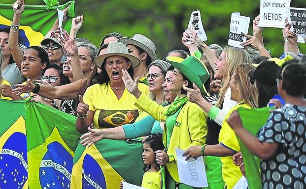 Lula supporters demonstrate in front of the presidential palace.