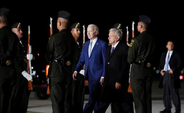 Mexican President Andrés Manuel López Obrador received his US counterpart, Joe Biden, at the airport.