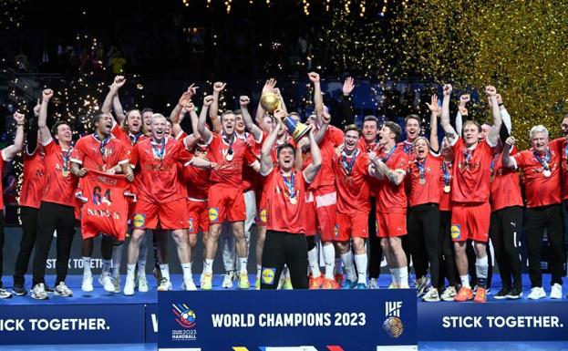 The players of the Danish national team celebrate the world title.